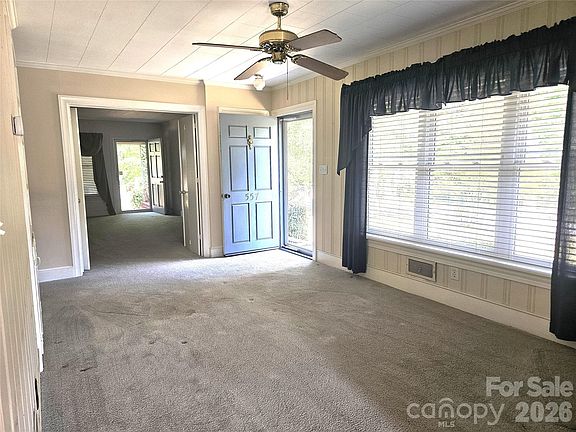 4th image of 557 Goldmoor Dr NE