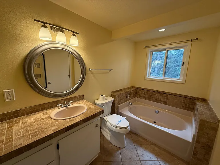 1050 NE Butler Market Rd #2 — Photo 21