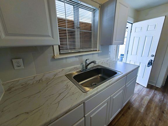 4th image of 1060 18th Ave S #B
