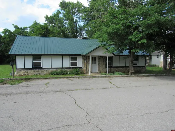 104 W South St, Flippin, AR 72634