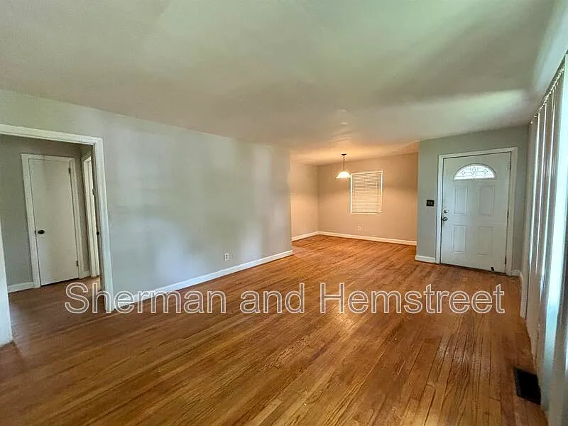 3 bed, 1.0 bath, 1100 sqft, $1,125 — Photo 3