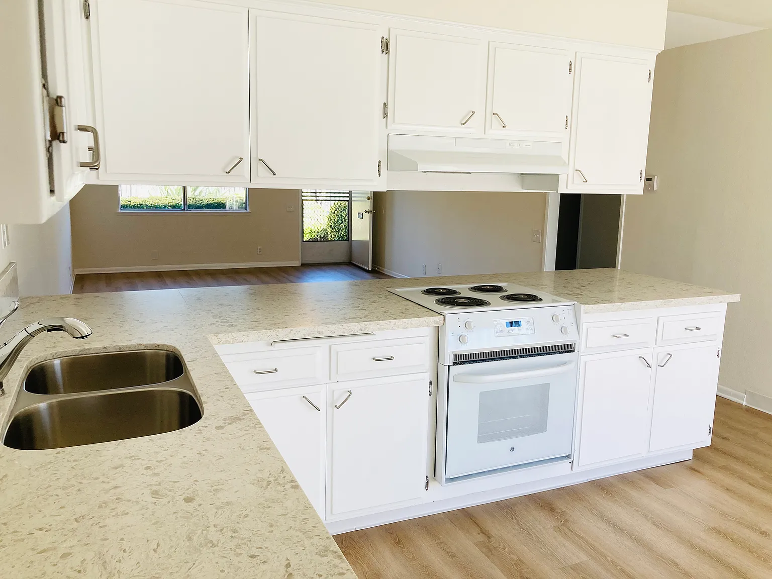 Catalina Garden Apartments — Photo 2