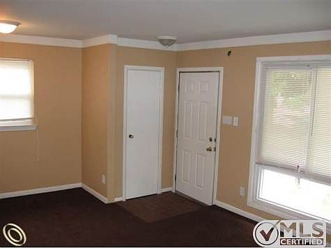 1685 Capitol - Entry into Living
