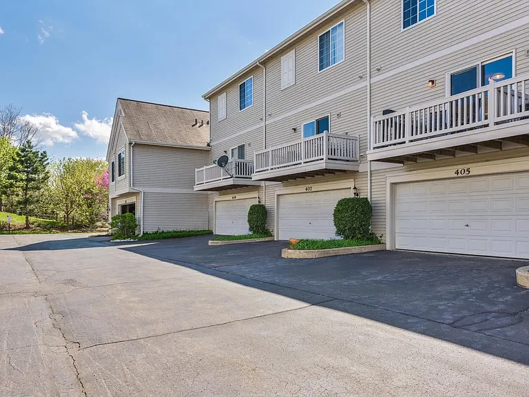400 Cary Woods Cir — Photo 1