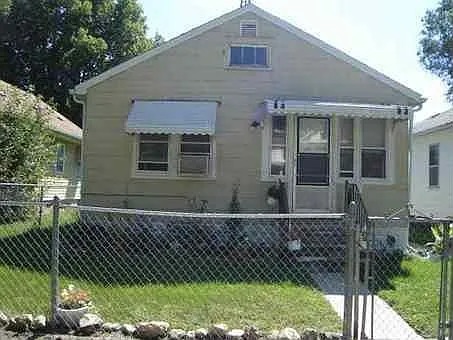 422 Saxon St photo 1