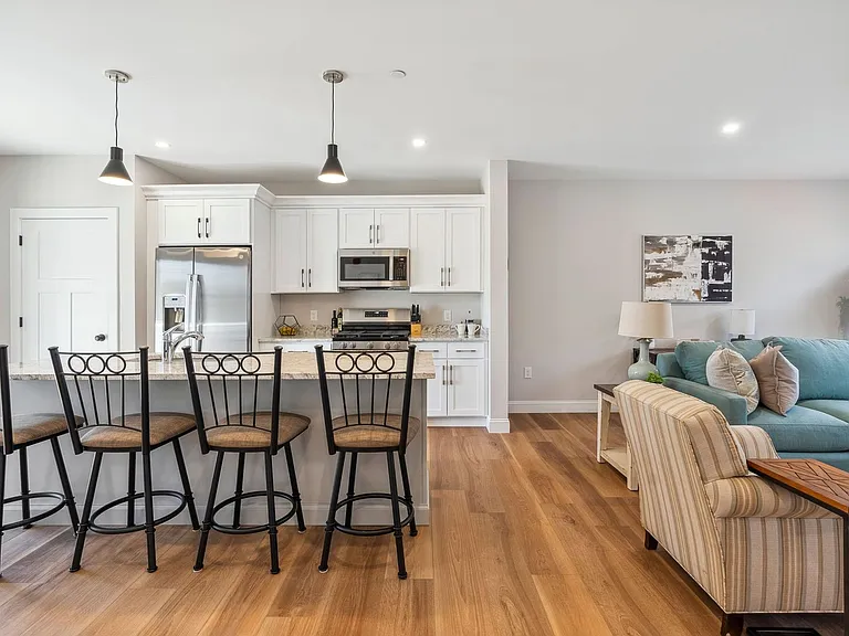 Bayberry Commons- 3 Bedroom 2.5 Bath Townhomes with 2 Car Garage — Photo 3