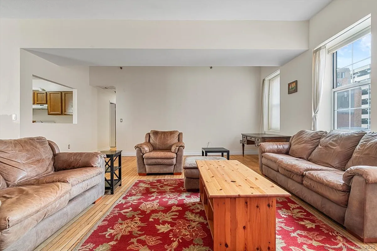 3 bed, 2.0 bath, 1452 sqft, $2,700 — Photo 3