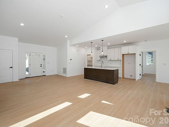 5th image of 654 Hollybrook Dr