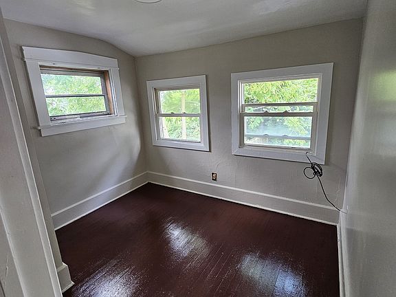 4th image of 133 Wesley Ave