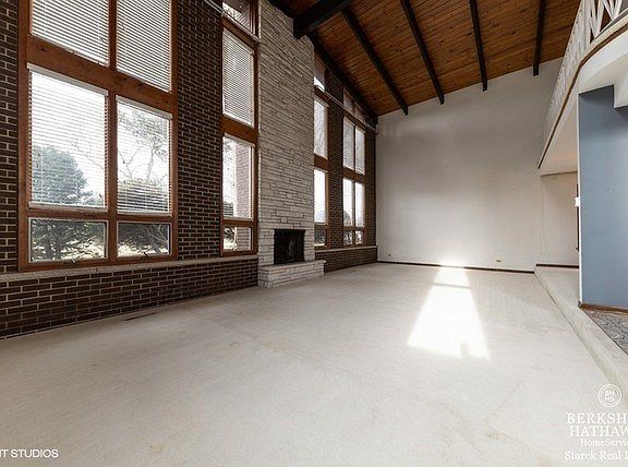 5th image of 329 N Macarthur Dr