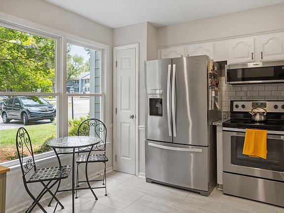 4th image of 6402 Meadow View Dr