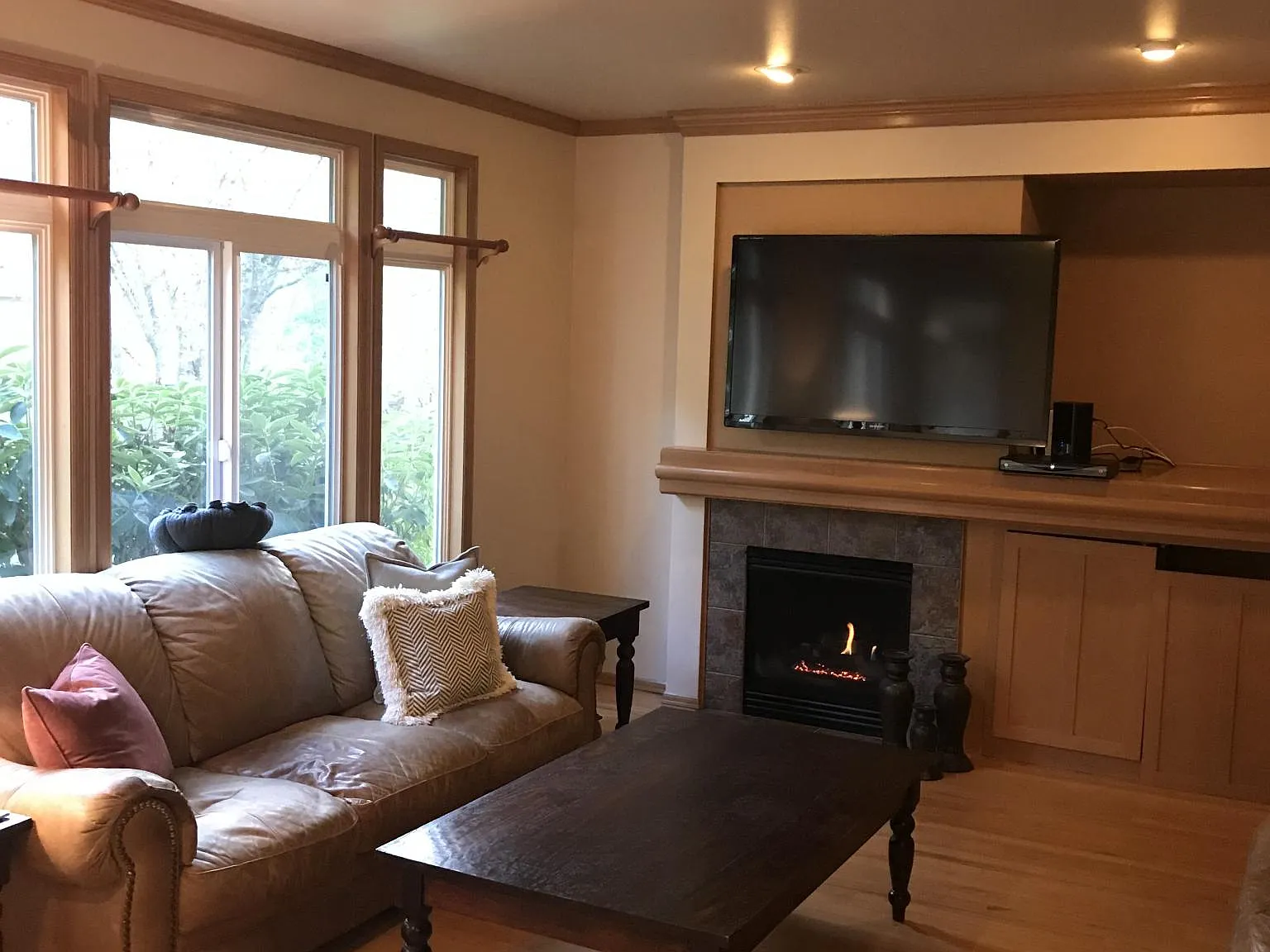 4 bed, 2.5 bath, 2560 sqft, $4,500 — Photo 3
