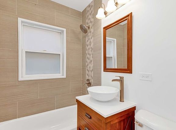 5th image of 2632 N 72nd Ct