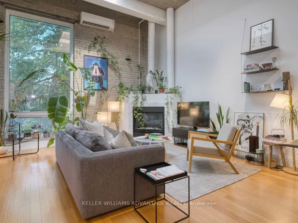 264 Seaton St #206, Toronto, ON M5A 2T4