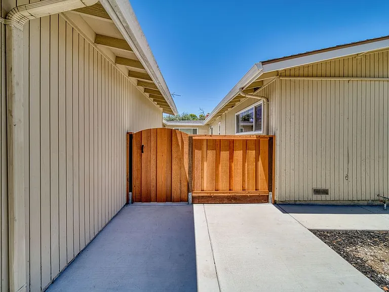 877 Miller Ave — Photo 20