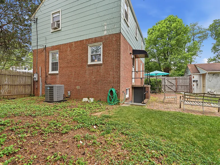 855 N Frederick St — Photo 31