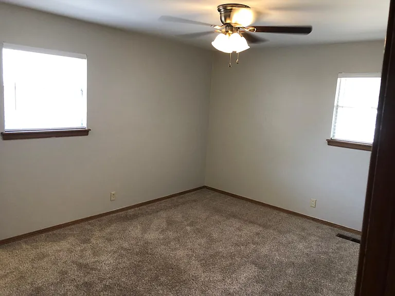 3613 N Drexel Blvd — Photo 17