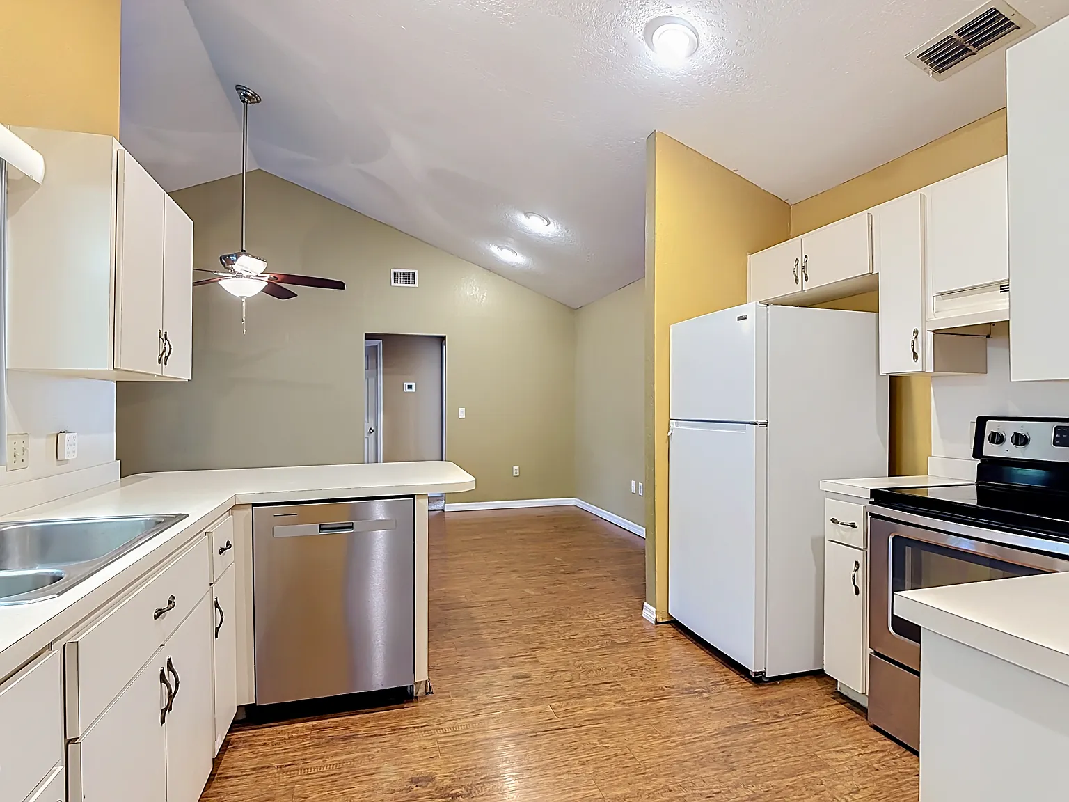 3 bed, 1792 sqft, $1,900 — Photo 2