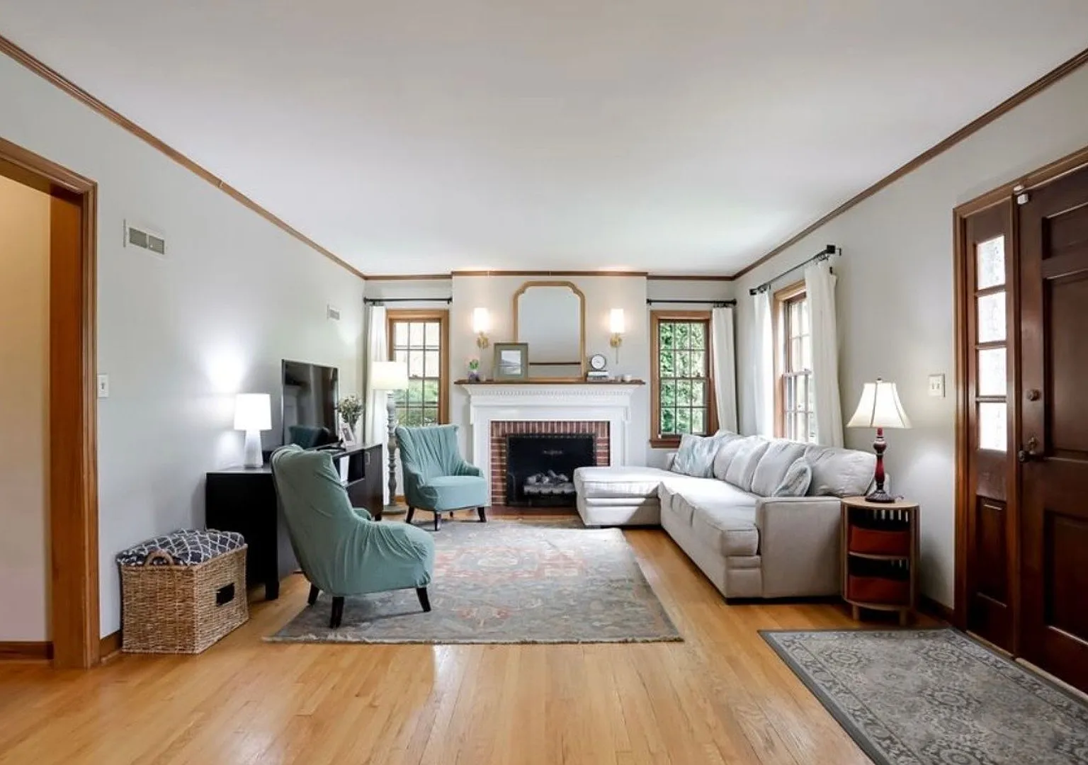 Stunning 3 Bedroom — Photo 3