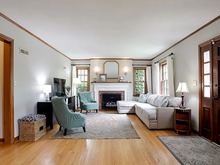 477 Robinson St — Photo 3
