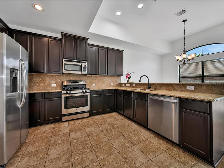 711 Aulia Ln — Photo 9
