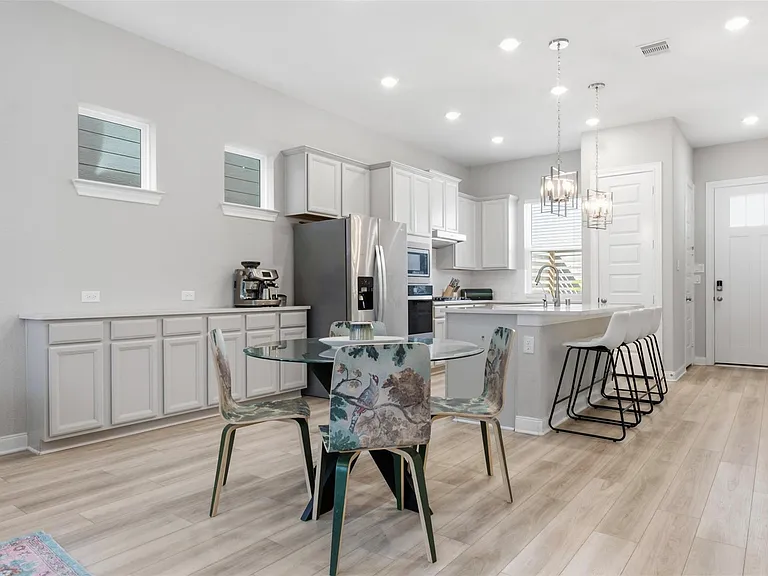 2419 Driftwood Trl — Photo 3