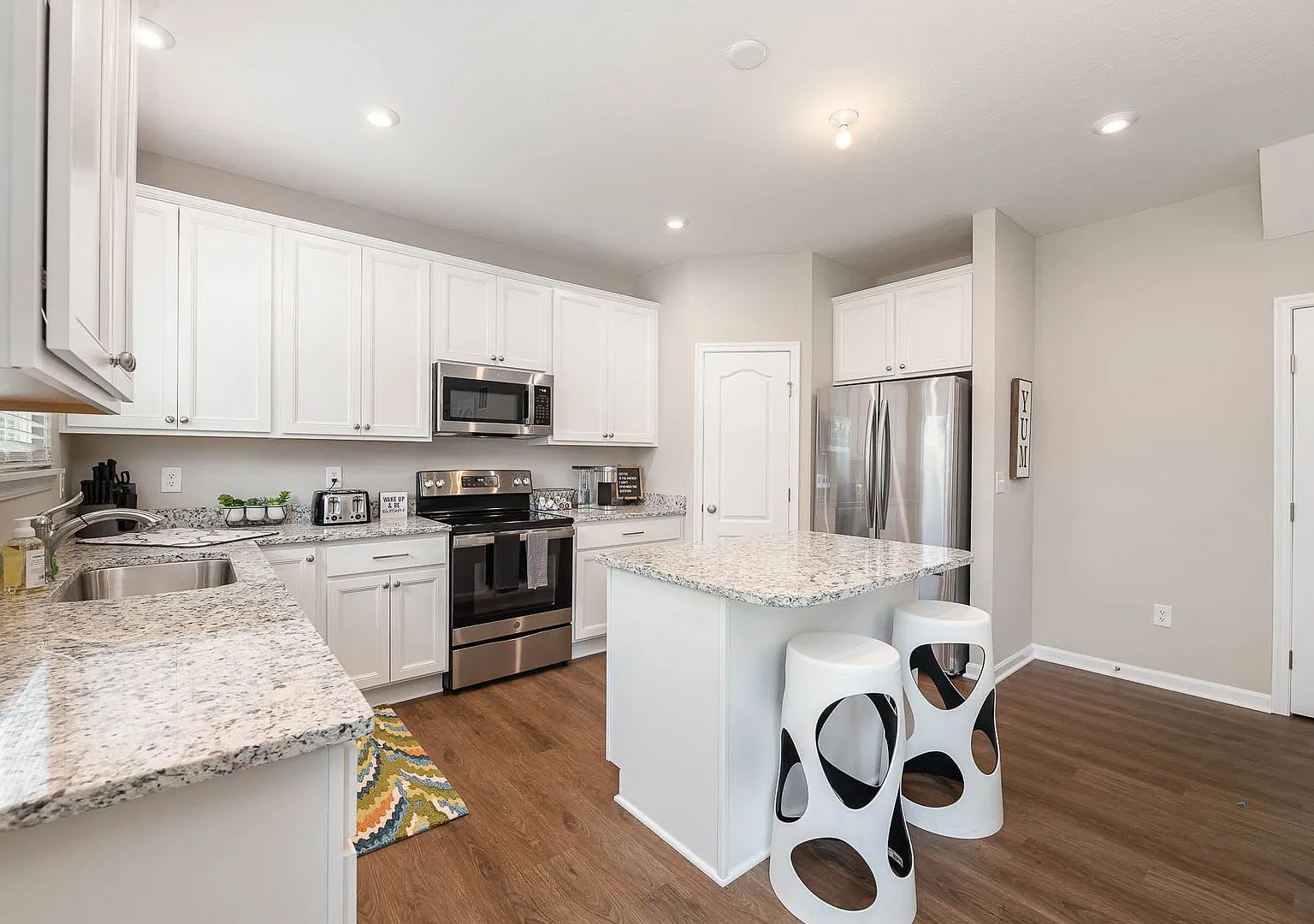 Fully furnished brand new construction. Luxury in HOA with pool — Photo 4