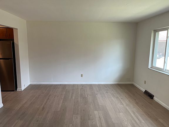 3rd image of 609 Broad St