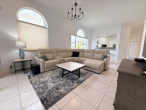 4th image of 263 Canterbury Drive W