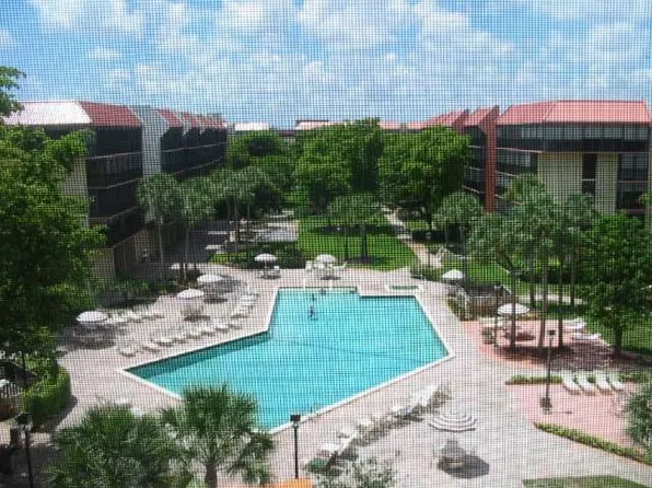 2806 N 46th Ave APT 637D, Hollywood, FL 33021