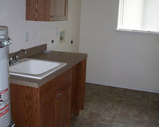 5th image of 906 Nestucca Ave