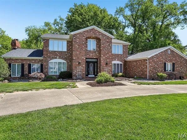 325 Deer Run Ln, Glen Carbon, IL 62034