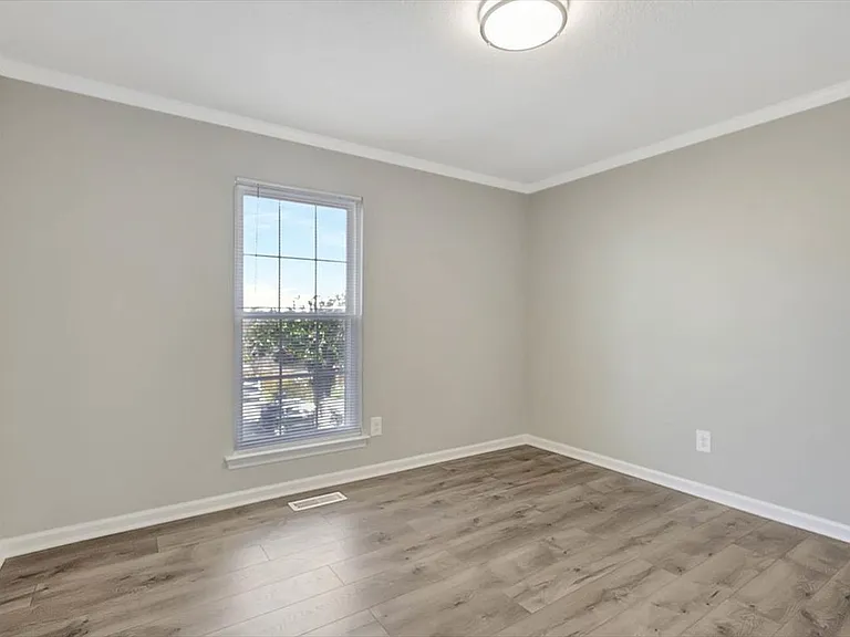 8102 Gladys Ln — Photo 17