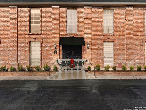 2nd image of 8033 N New Braunfels # 106