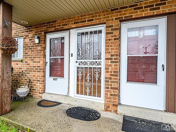 2nd image of 808 Henri Ct #3