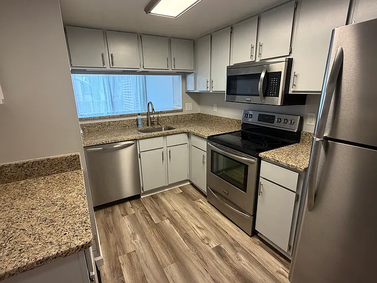 410 Abbotsleigh Ct — Photo 8