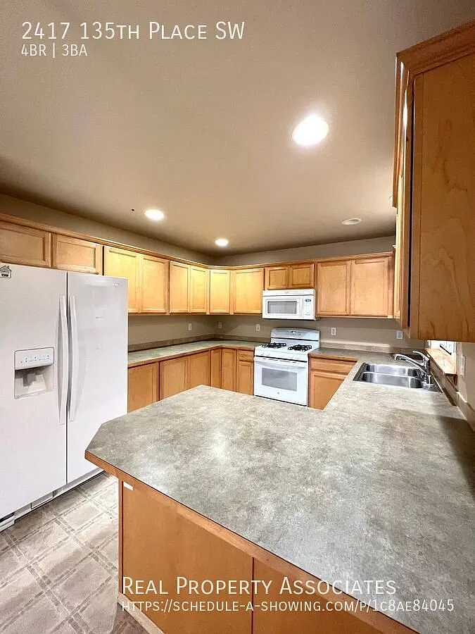 Single Family Home in Lynnwood — Photo 2