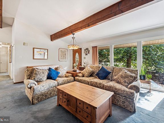 4th image of 993 Deerfield Ln