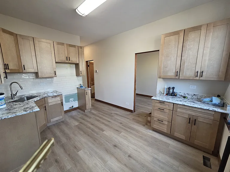 2338 W Iowa St #1R — Photo 3