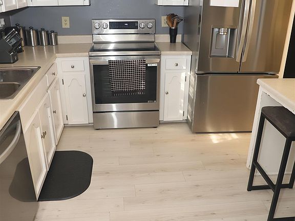 4th image of 5821 Woodgate Cir