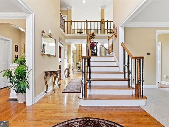 2nd image of 1915 Brackendale Rd NE