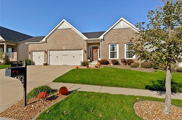Professional landscape give the house great curb appeal!!