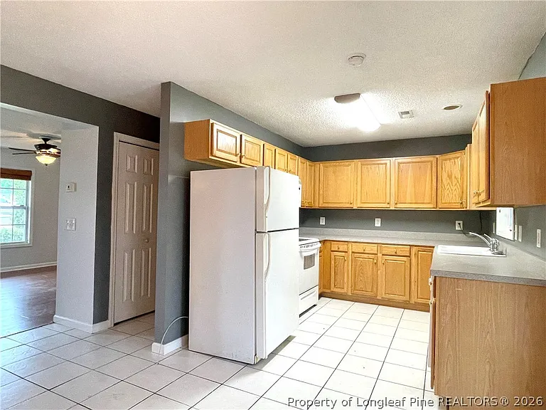 82 Essex Ct W — Photo 7