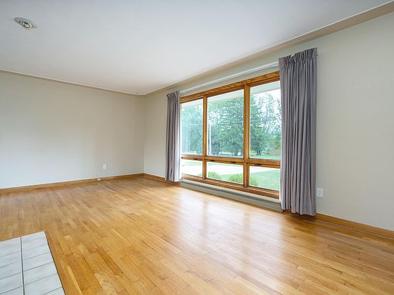 3rd image of 56 Charles St E