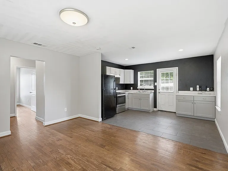 512 Freeman Dr — Photo 4