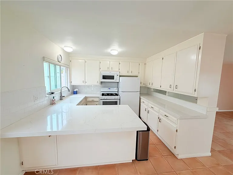 111 Avenida Del Poniente — Photo 4