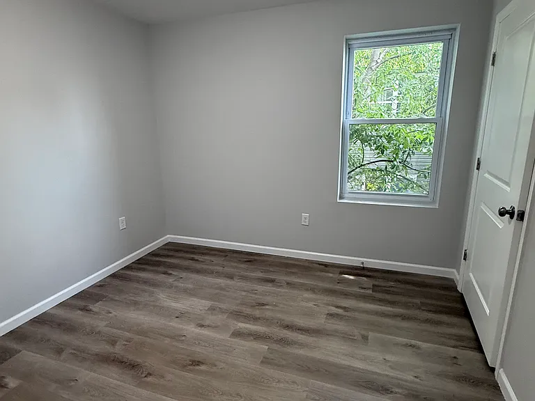 388-390 S 6th St #5 — Photo 8