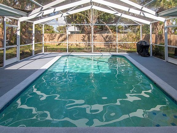 3rd image of 347 COUNTRY CLUB DRIVE
