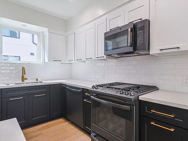 1227 N June St — Photo 18