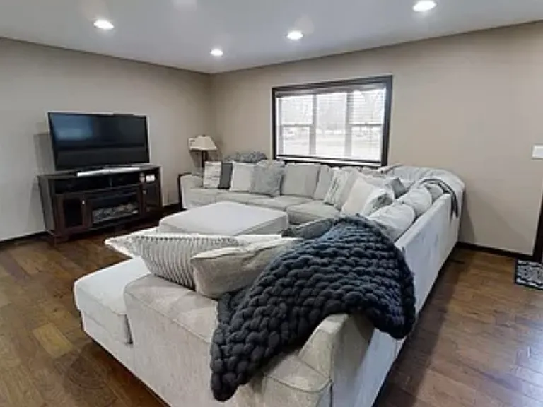4516 S Highland Ave — Photo 4